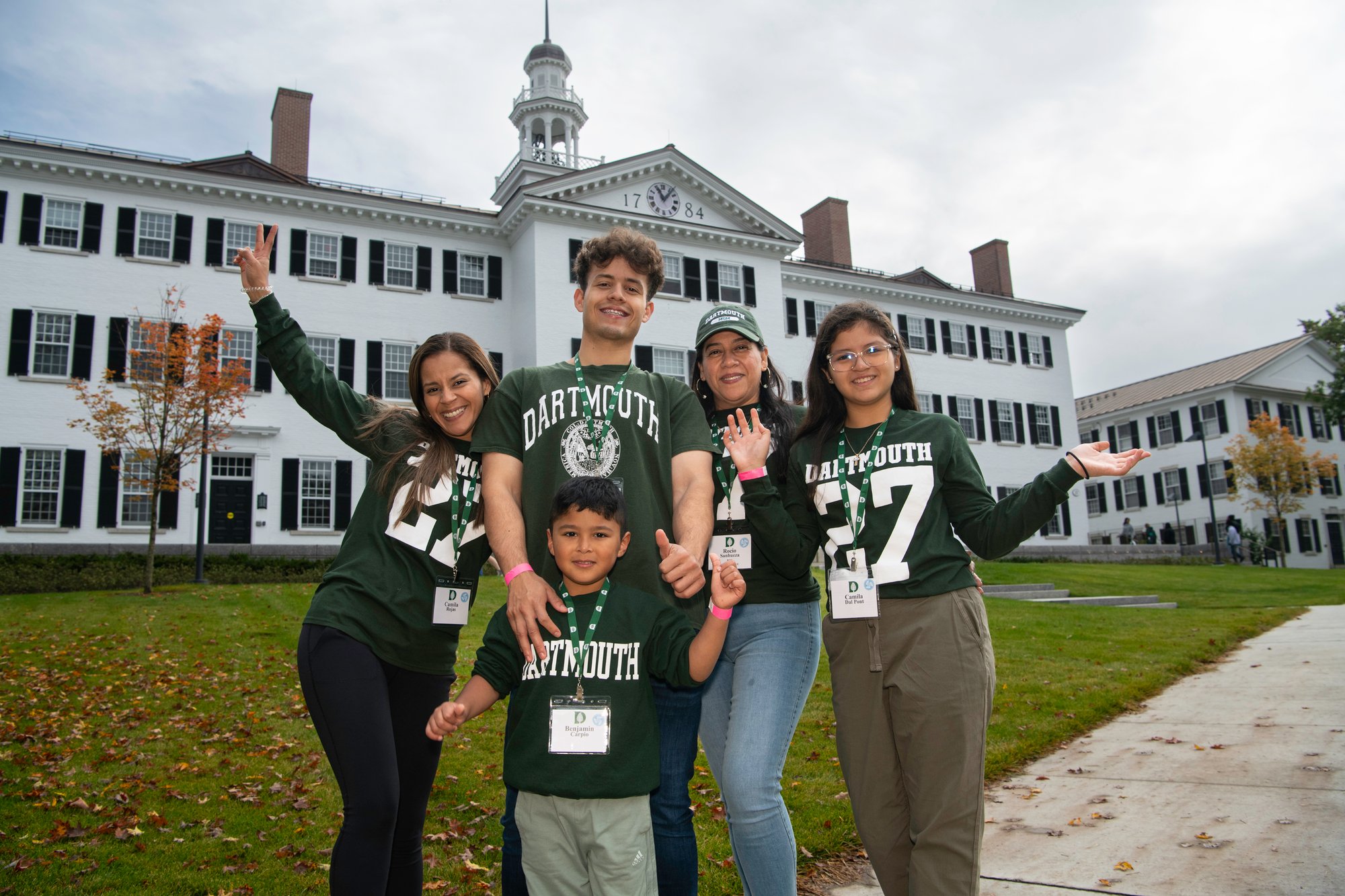 ’27 family posing in front of Dartmouth Hall